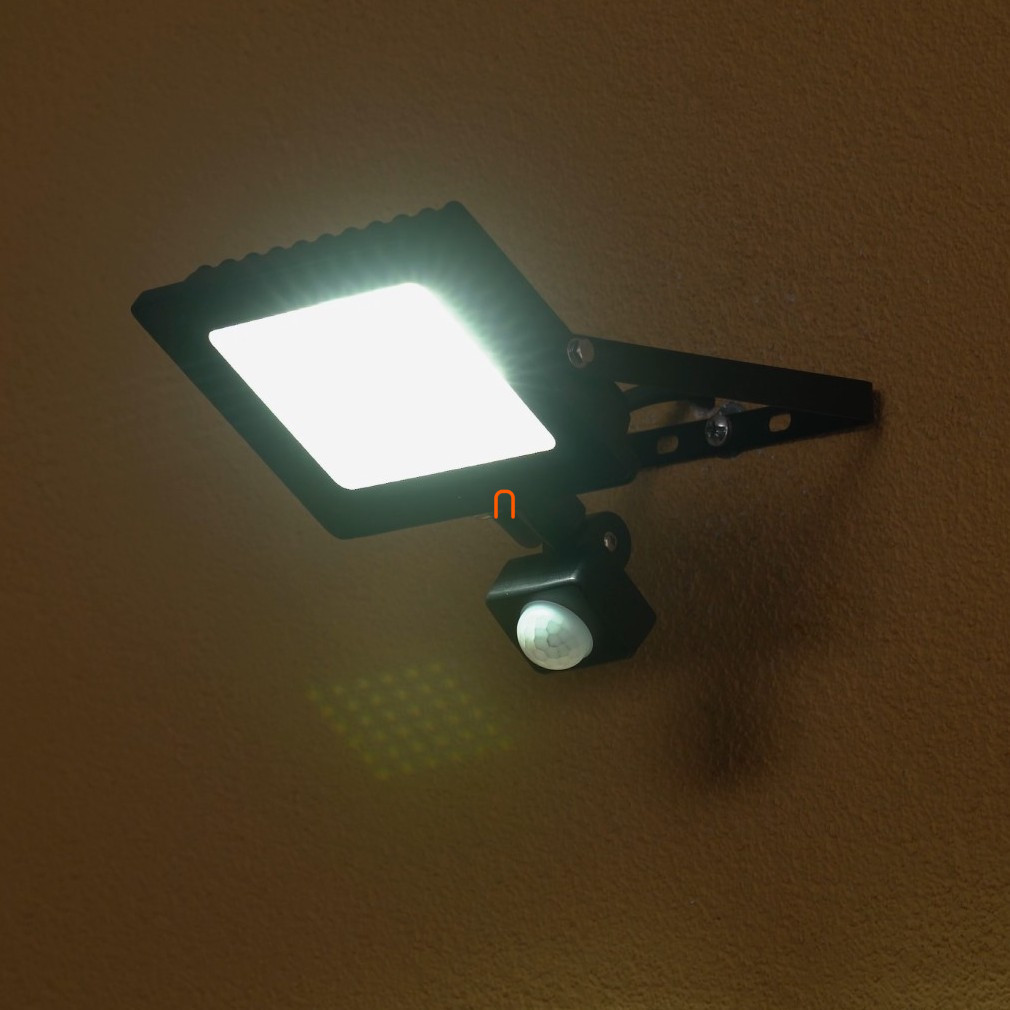 LED reflektor 30W mozgásérzékelős, lapos, fekete IP65 - deLux DEL1716